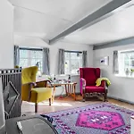 Amazing In With 1 Bedroom And Wifi *